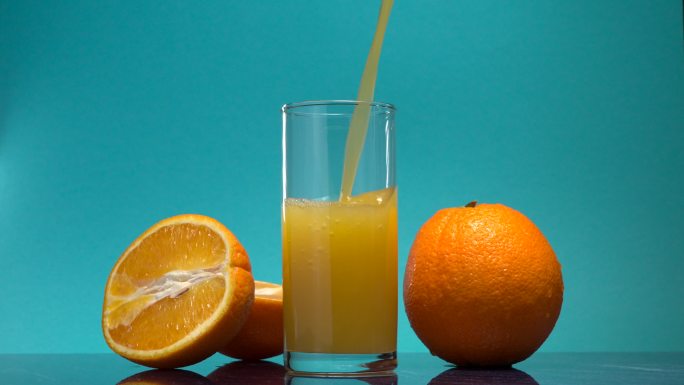 橙汁倒进玻璃杯鲜橙汁橙汁广告维C
