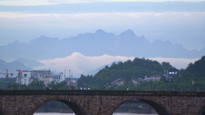 屯溪老大桥黄山同框雨后江南黄山云海黄山市