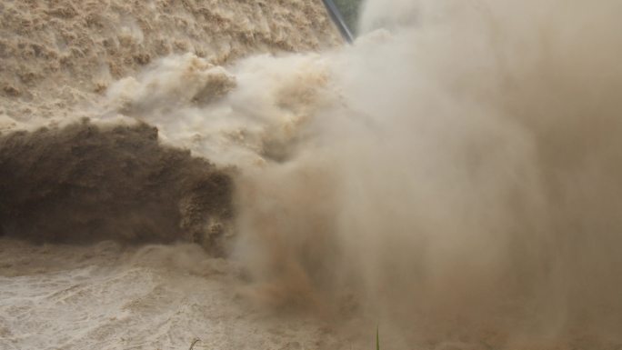 水电站大坝涨水泄洪