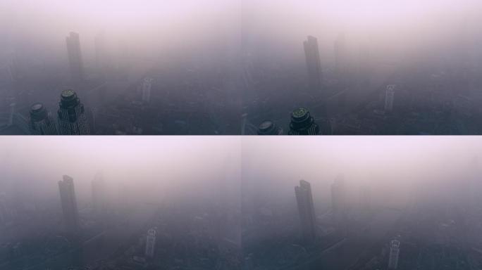浓雾中的城市鸟瞰图