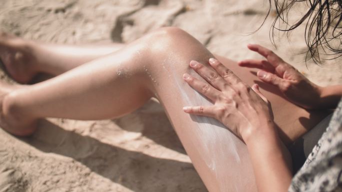 女性涂抹防晒保湿保护紫外线乳液