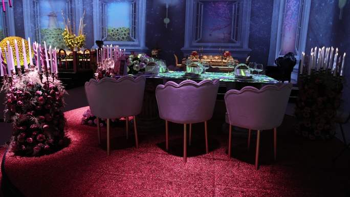 浪漫粉色概念婚宴桌、粉色概念餐桌、婚宴桌上的浪漫装饰、准备好的豪华餐桌、优雅的婚礼请柬桌、烛台上的粉
