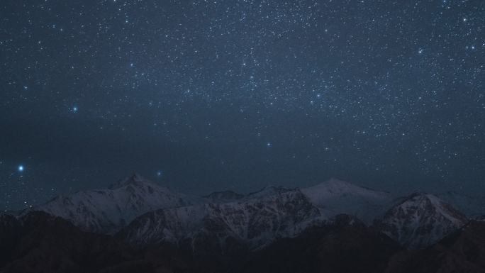 夜晚雪山上的夜空群星璀璨极地夜干净夜