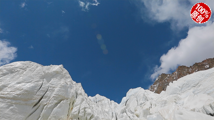 西藏四月初冰川源头的积雪开始慢慢融化
