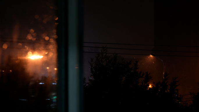 （4k超清）夜晚窗外下起大雨、意境
