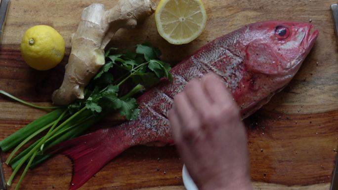 新鲜、生的红鲷鱼，可随时烹饪。