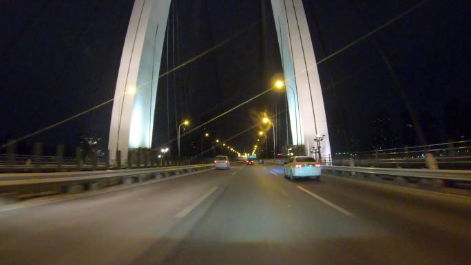 第一视角拍摄深夜开车行驶在重庆千佛寺大桥