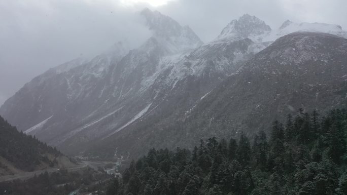 航拍雪中的雪山和森林