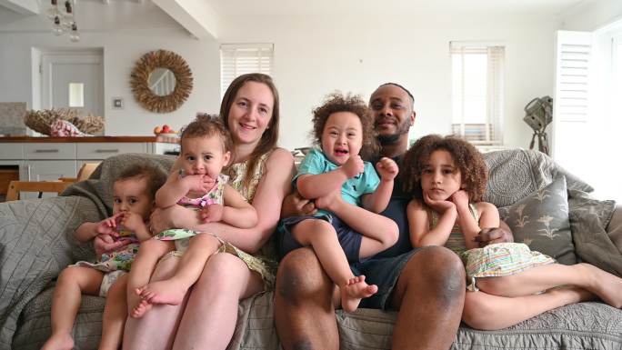 多样化的英国年轻家庭肖像
