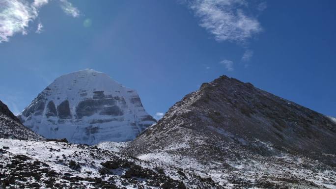 西藏雪山脚下露营地