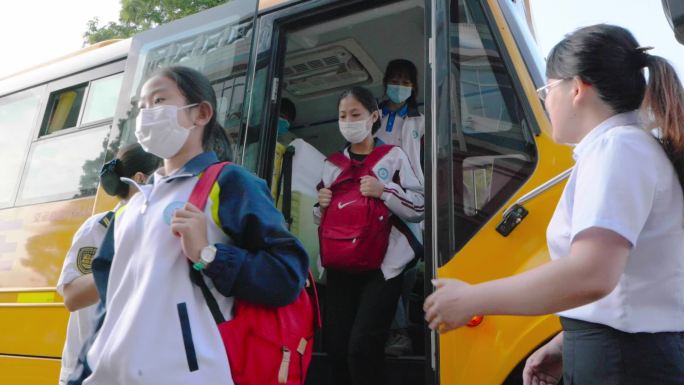 清晨农村学校的校车接送学生上学