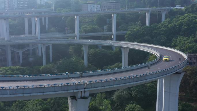 超低空航拍清晨汽车行驶在重庆苏家坝立交桥