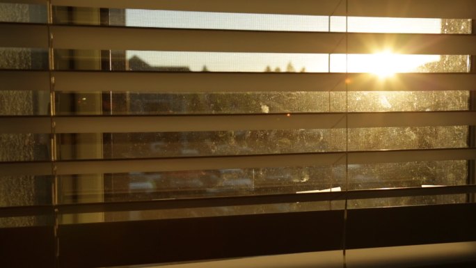 阳光穿过卧室的百叶窗
