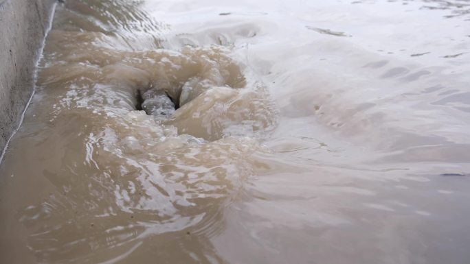 雨水流向下水道