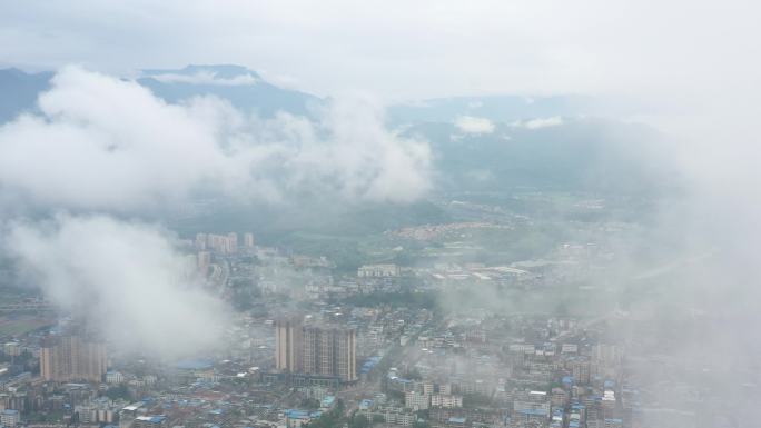 航拍穿越云雾中的茶马古道城镇