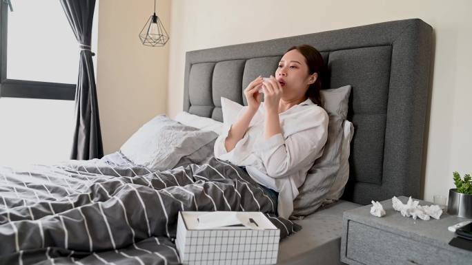 感染流感病毒的亚洲女士在家卧床