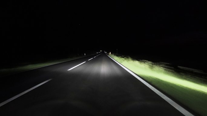 POV：汽车夜间在道路上行驶