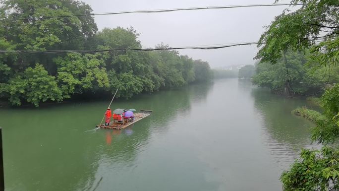 竹筏顺水流