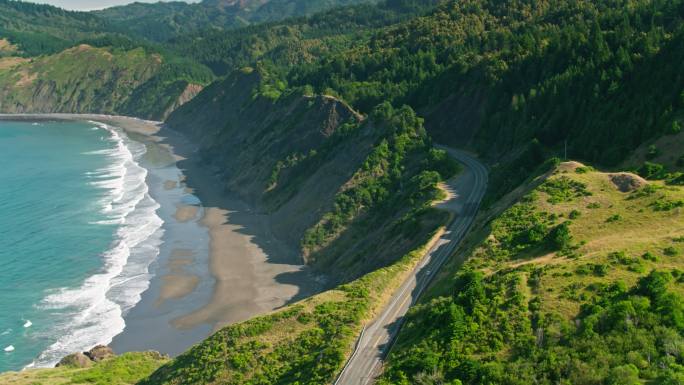 Humbug Mountain附近俄勒冈州海岸公路上的孤独汽车-空中