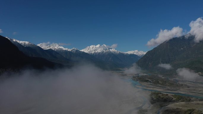 航拍西藏玉女峰穿越云层