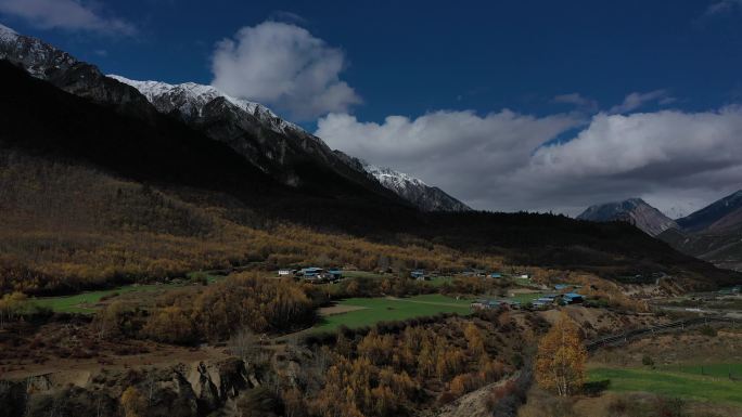 航拍秋季白云雪山下的风光