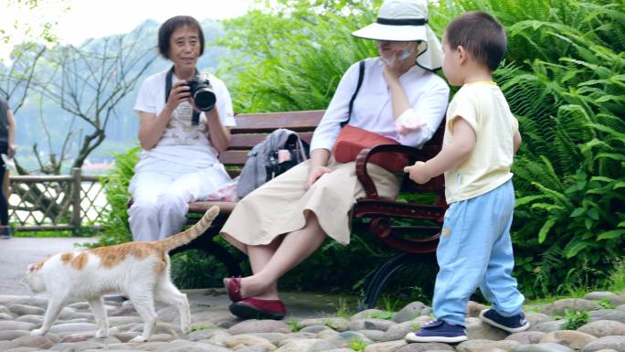 奶奶带孩子公园里玩耍