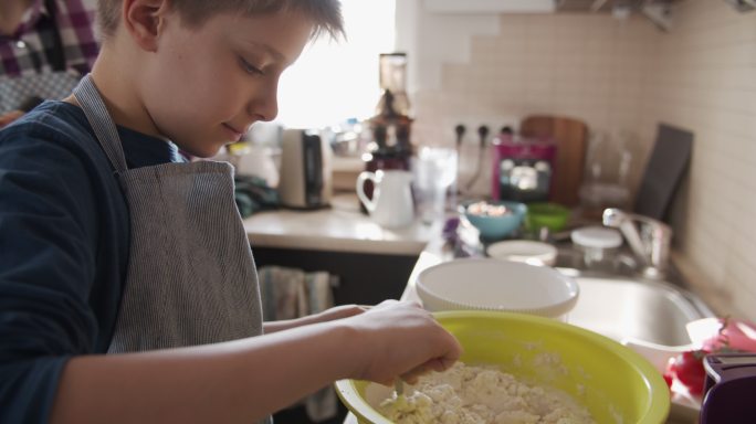 儿童制作酵母蛋糕小孩学做法小厨师发面和面