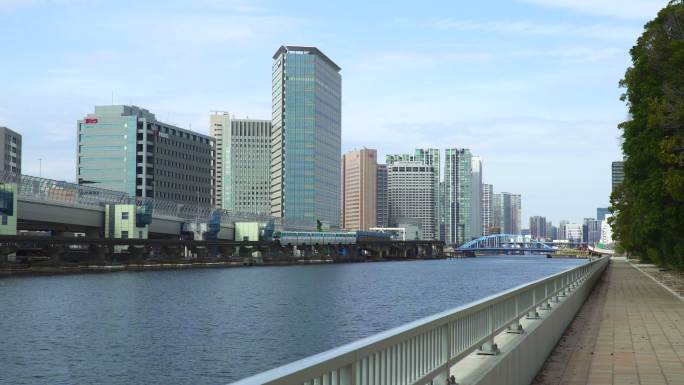 河边的高层公寓。沿着运河的景色。