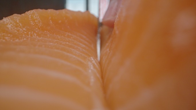日本厨师切割和准备生鲑鱼制作寿司