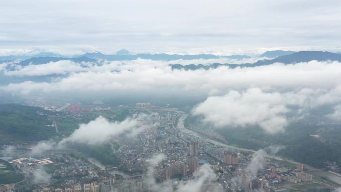 航拍云雾中的茶山和城镇