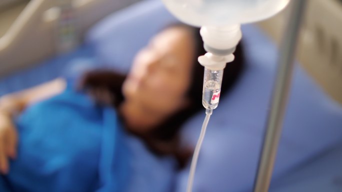 医院静脉滴注生理盐水容量输液泵的女性患者