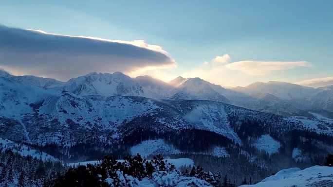 日落时的冬季森林。欧洲阿尔卑斯山