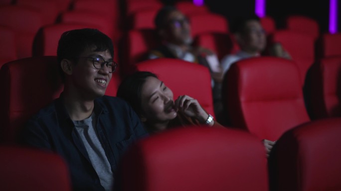 亚裔中国年轻夫妇在电影联谊会上喜欢看电影