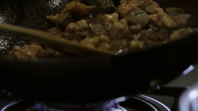 牛肉和鸡肉炒菜在家庭厨房准备食物切碎剥皮切碎搅拌新鲜有机白菜甜椒蘑菇洋葱蔬菜和肉类视频系列