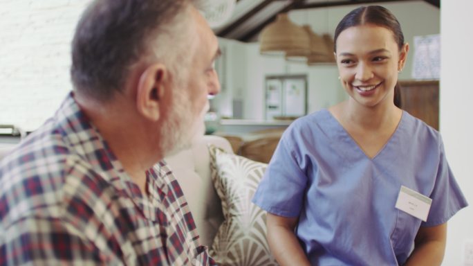 一名女护士与一名男性老年患者交谈的4k视频片段
