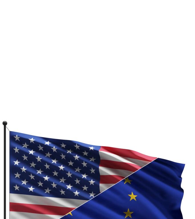 风中的美国和欧盟国旗在白色背景上隔离，带有复制空间