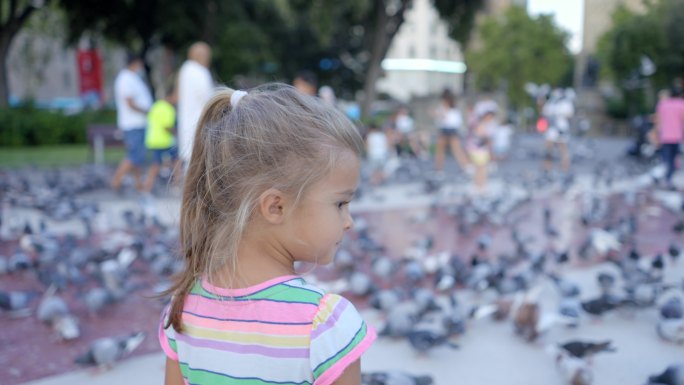 巴塞罗那加泰罗尼亚解放军上追逐鸽子的小女孩