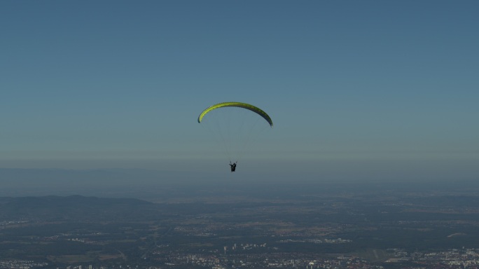 弗赖堡附近森林上空一架滑翔伞的无人机射击