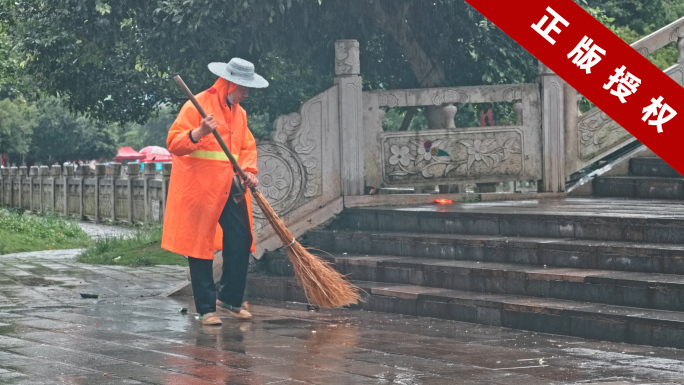 4k实拍雨中的环卫工人