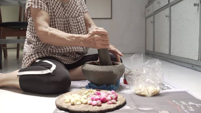 泰国妇女用石臼做辣椒酱