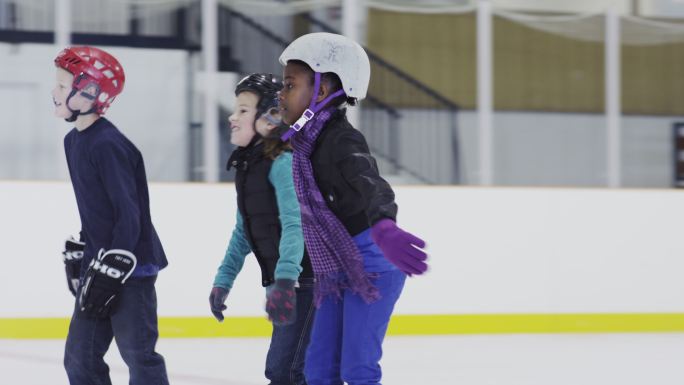 在溜冰场享受一天小孩滑冰