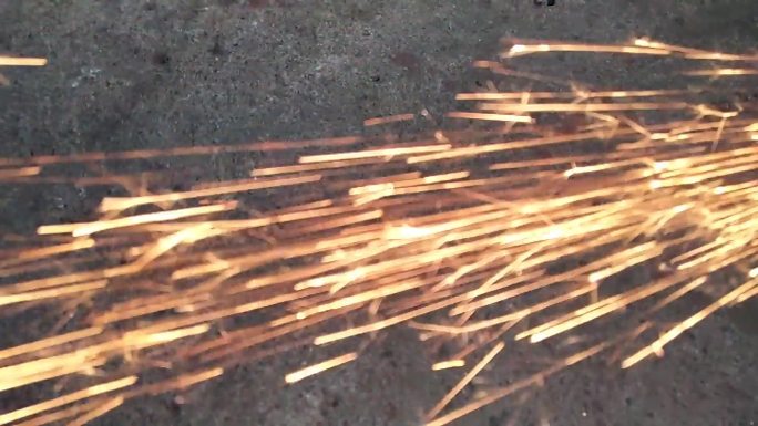 打磨砂轮出现火花飞溅铁工磨砂轮磨砂铁机件