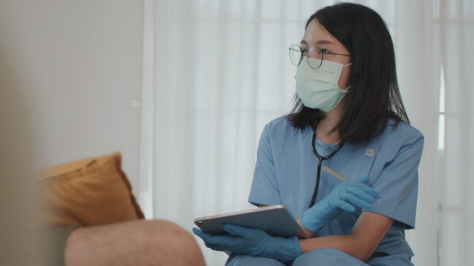 亚洲女医生检查病人。