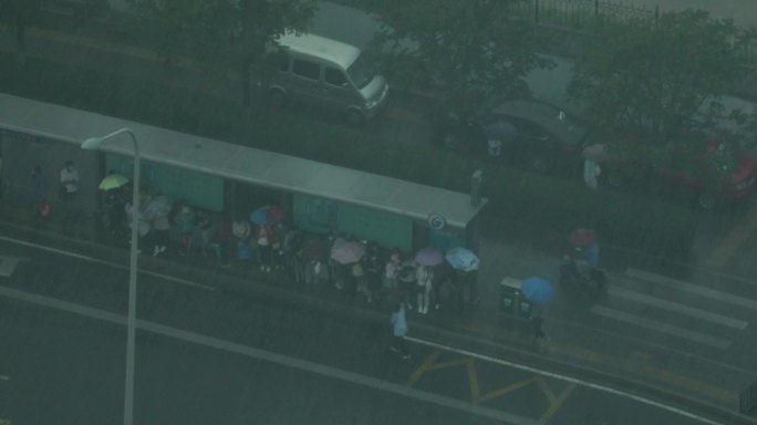 城市，大雨，车流俯拍