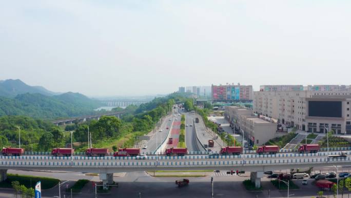 重庆高新区高架公路红色货车车辆