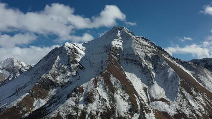 航拍西藏雪山山峰