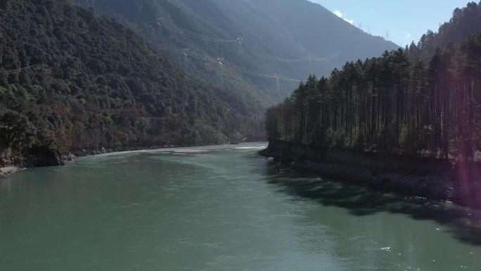 绿色的河流穿过森林和群山