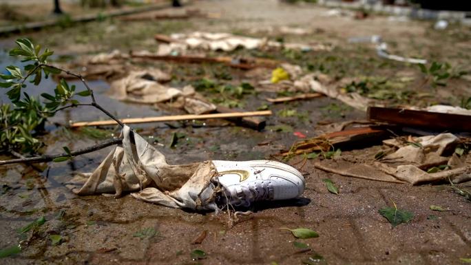 台风后第二天nike鞋在垃圾袋耐克鞋灾难