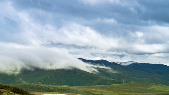 四川甘孜州大草原上的云瀑布