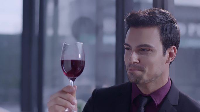 男模特 外国男人喝红酒
